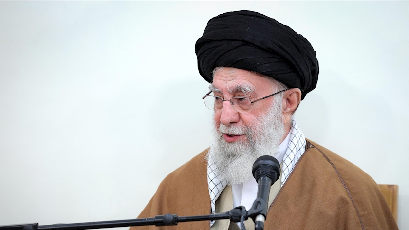 Iranpress: Ayatollah Khamenei: We Deeply Distrust the Other Side, But Trust Our Own Capabilities