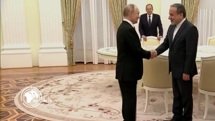 Iranpress: Araghchi Meets Putin in Kremlin, Delivers Leader