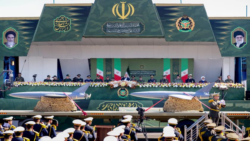 Iranpress: Iran Showcases Cutting-Edge Indigenous Military Technology on Army Day