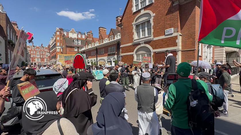 Iranpress: Palestinian Supporters Hold a Protest Outside Egyptian Embassy in London