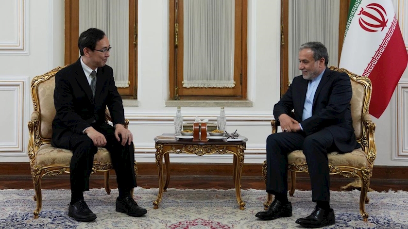 Iranpress: Iran, Japan Hold High-Level Diplomatic Talks in Tehran