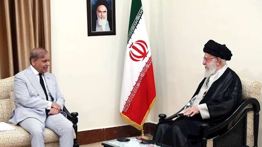 Iranpress: Leader Receives Pakistani PM Shehbaz Sharif