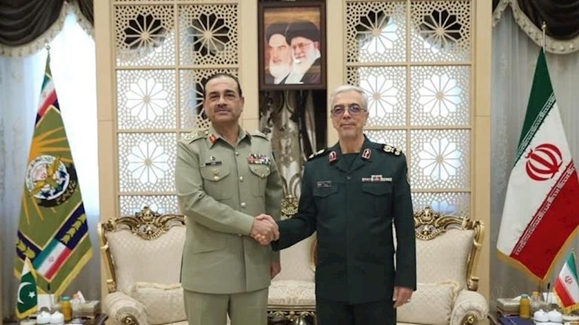 Iranpress: Iran, Pakistan Top Commanders Stress Developing Defense Ties