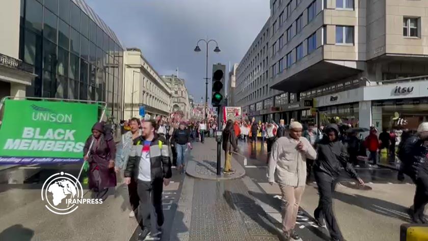 Iranpress: Video: Protesters Pour Into Downing Street in London