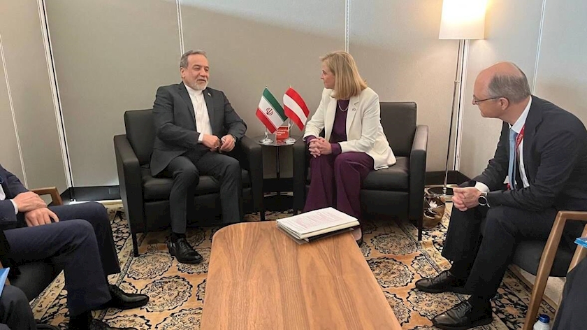 Iranpress: Iranian, Austrian FMs Hold Talks in New York