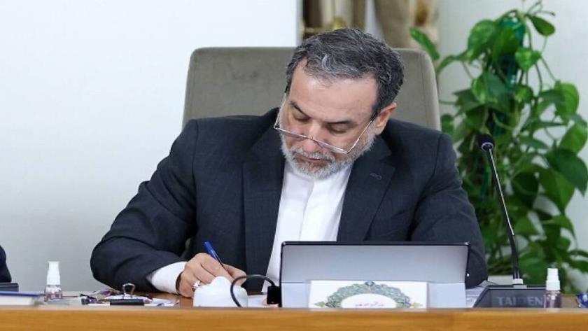 Iranpress: U.S.- E3 Action To Restore UN Sanctions is Null and Void: Araghchi