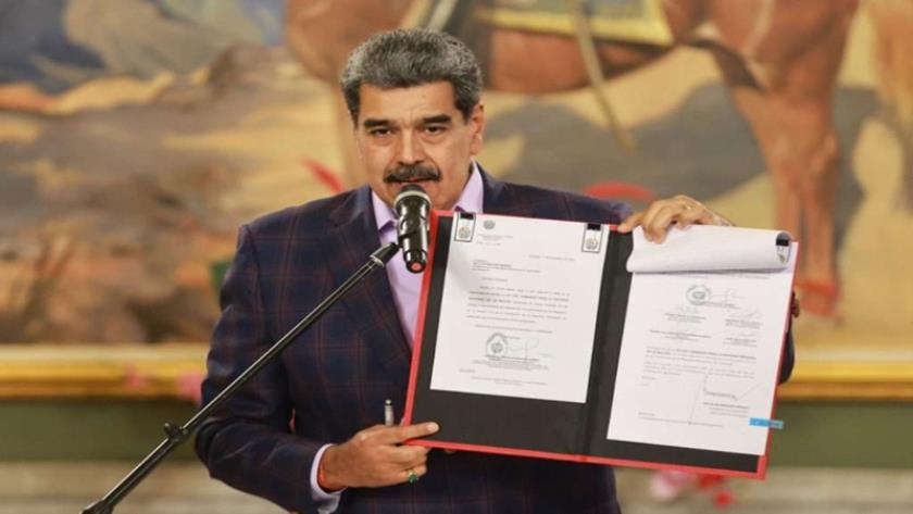 Iranpress: Venezuelan President Signs Comprehensive Defense Commands