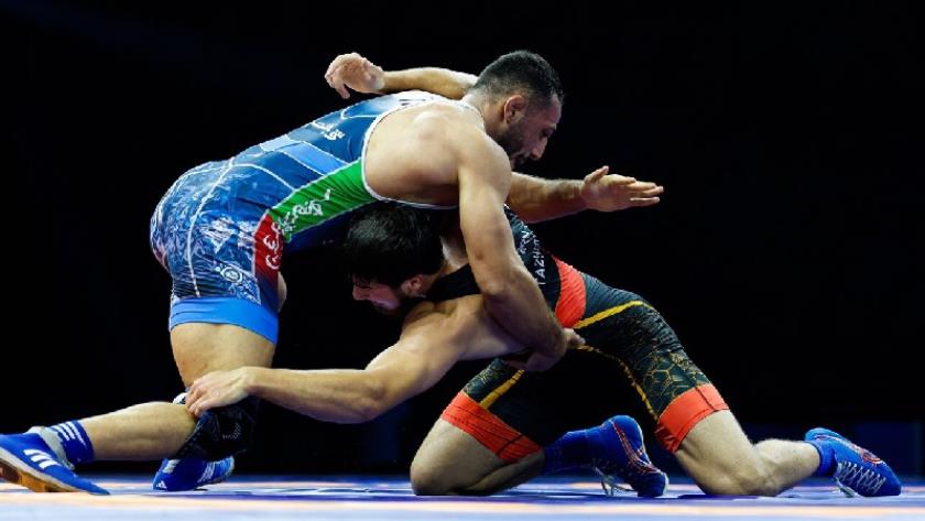 Iranpress: Iranian Wrestler Azarpira Dominates to Claim Gold at Islamic Solidarity Games