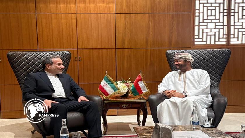 Iranpress: Iranian, Omani Foreign Ministers Hold Talks in Muscat