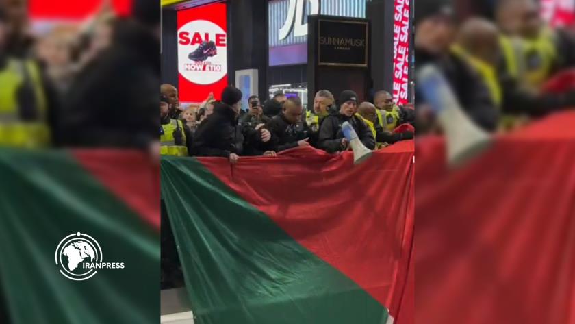 Iranpress: London Protesters Demand Release of Gaza Hospital Director