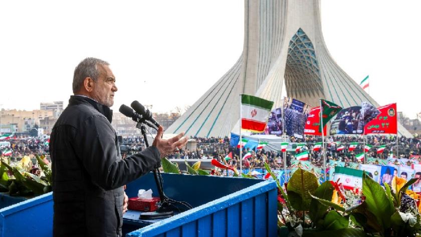 Iranpress: Leader Urges for Strengthening Relations With Islamic Countries: President