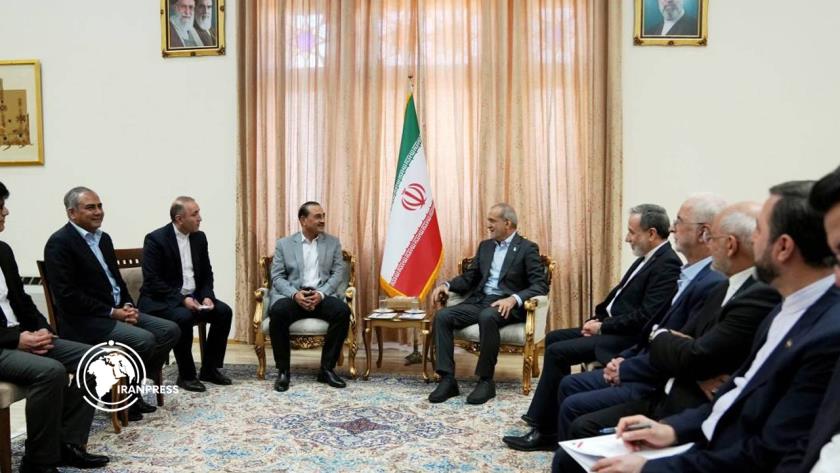 Iranpress: Pakistan Army Chief Meets Top Iranian Officials in Tehran