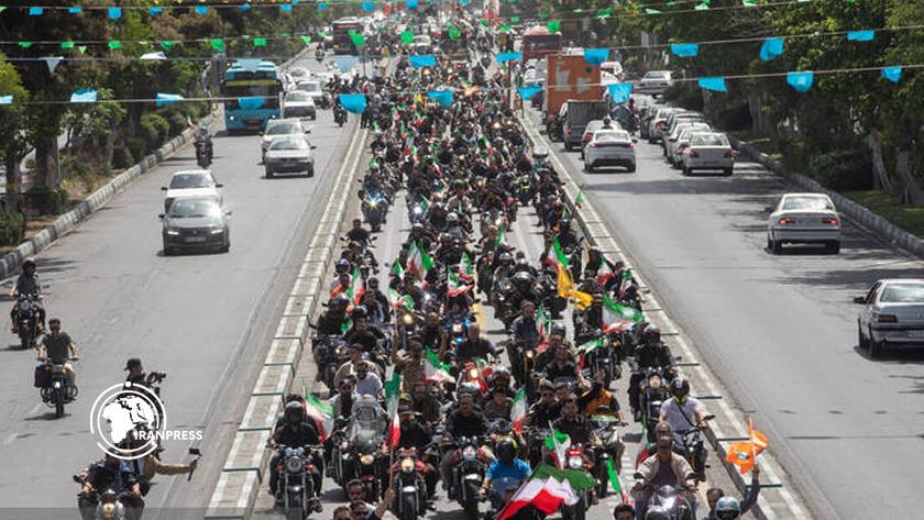 Iranpress: Iranian Jan-Fada Motorcyclists Hold Maneuver in Tehran