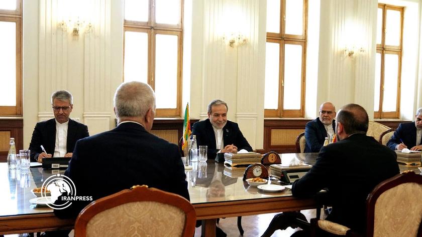 Iranpress: Iranian and Armenian FMs Hold Meeting in Tehran