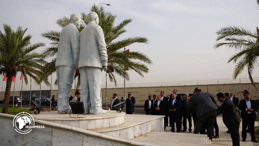 Iranpress: Araghchi Arrives in Baghdad for OIC Meeting, Pays Tribute to Martyred Commanders