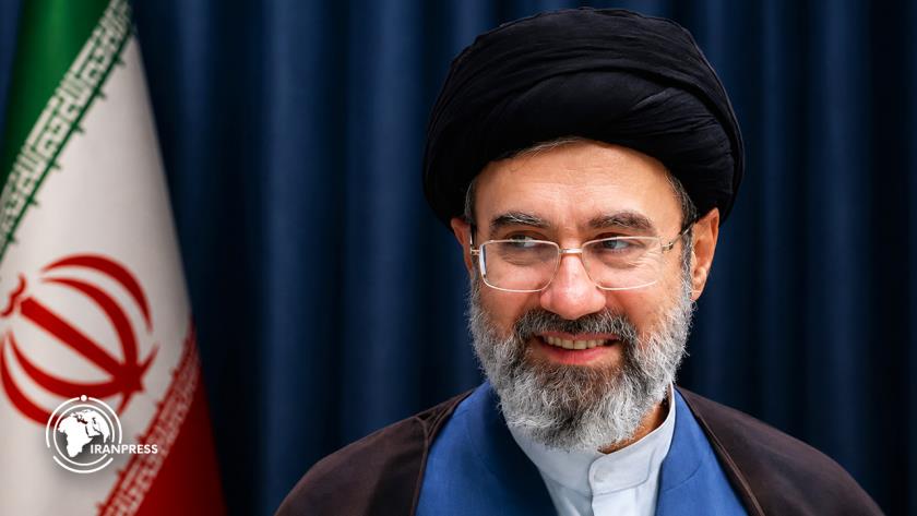 Iranpress: Leader Urges Youth to Hardworking for Iran