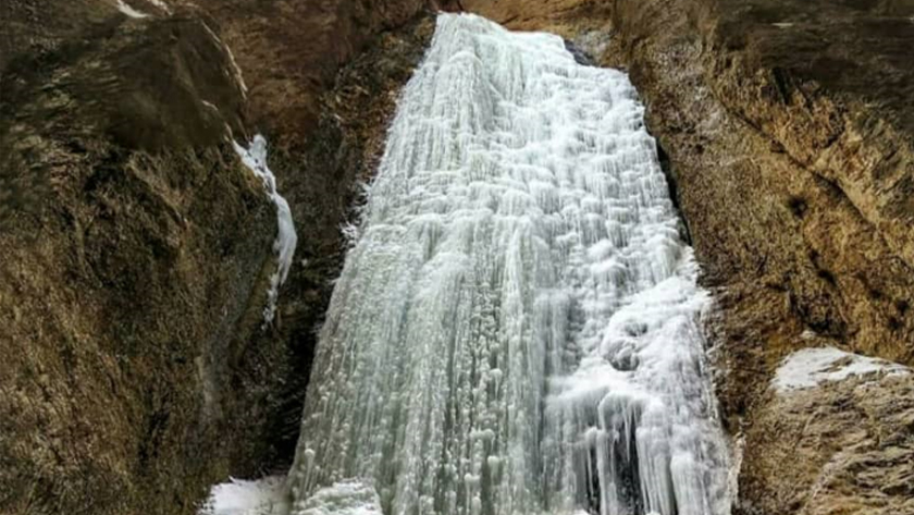 Iranpress: Tangeh Vashi, un lieu touristique au cœur de la montagne d