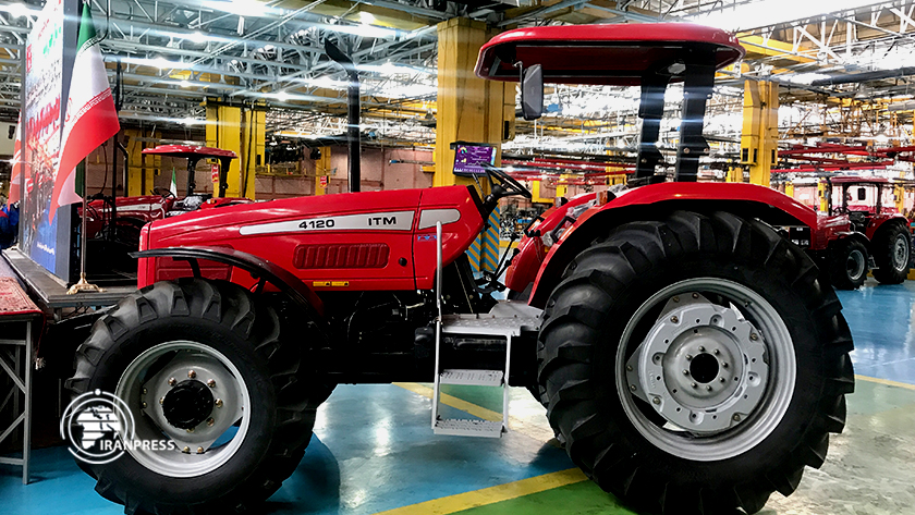 Iranpress: Tabriz; de nouveaux tracteurs avec une capacité d