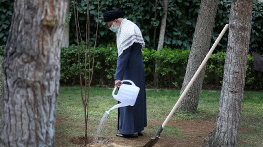 Iranpress: Le Guide suprême iranien plante des semis dans la journée nationale de l’arbre