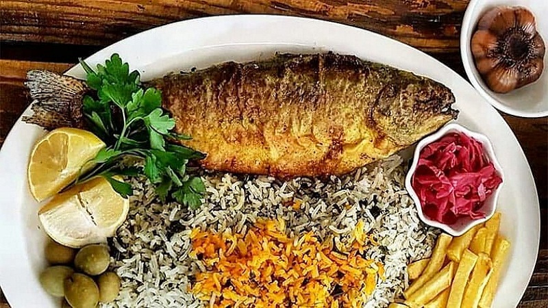Iranpress: Sabzi Polo ba Mahi (riz aux herbes et poisson)