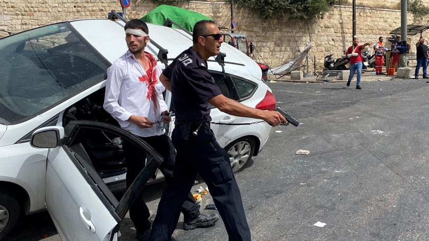 Iranpress: Un colon israélien fonce sur une foule de Palestiniens en voiture 