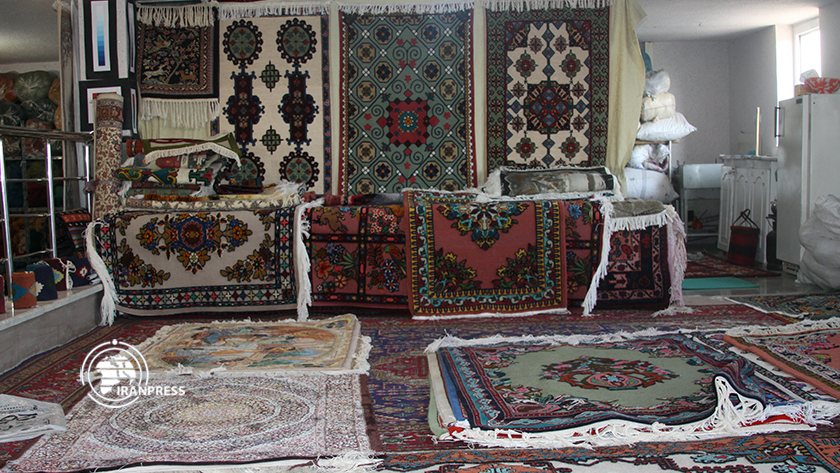 Iranpress: Ilam; ville de kilim en relief de l