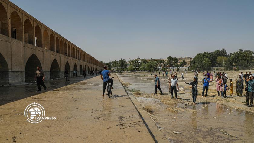Iranpress: Les touristes se rassemblent autour du Zayanderud d