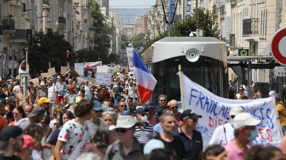 Iranpress: Manifestations contre le pass sanitaire en France