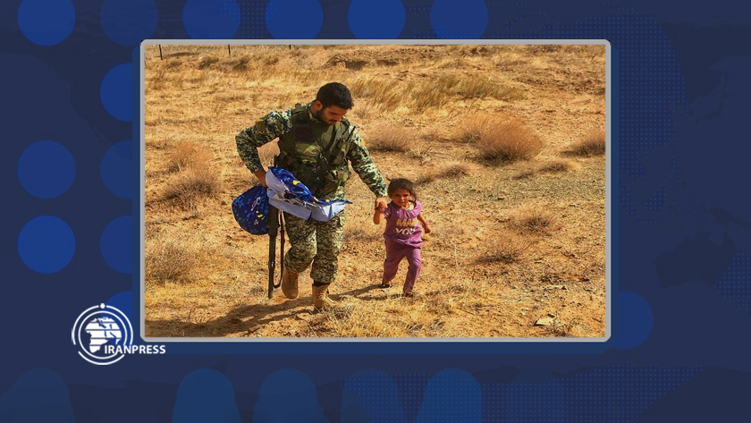 Iranpress: Un enfant réfugié afghan abrité par des rangers iraniens