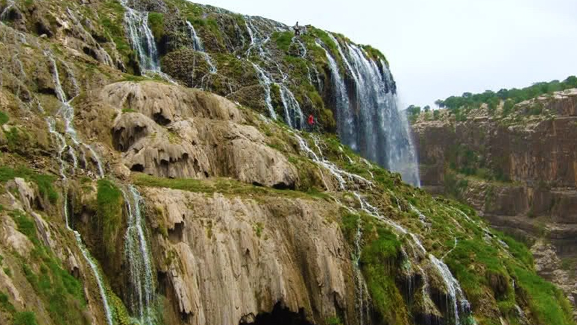 Iranpress: Cascade de Kamardough, rafraîchissante, haute et magnifique