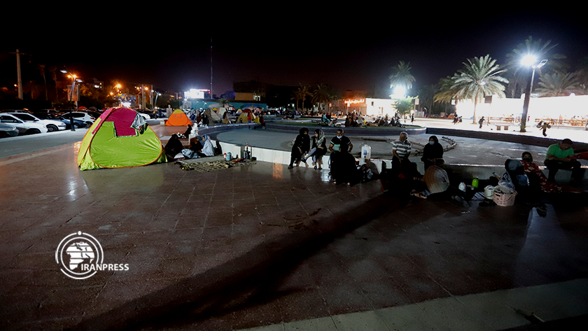 Iranpress: Présence nocturne des habitants dans les rues de Bandar Abbas,après le séisme 