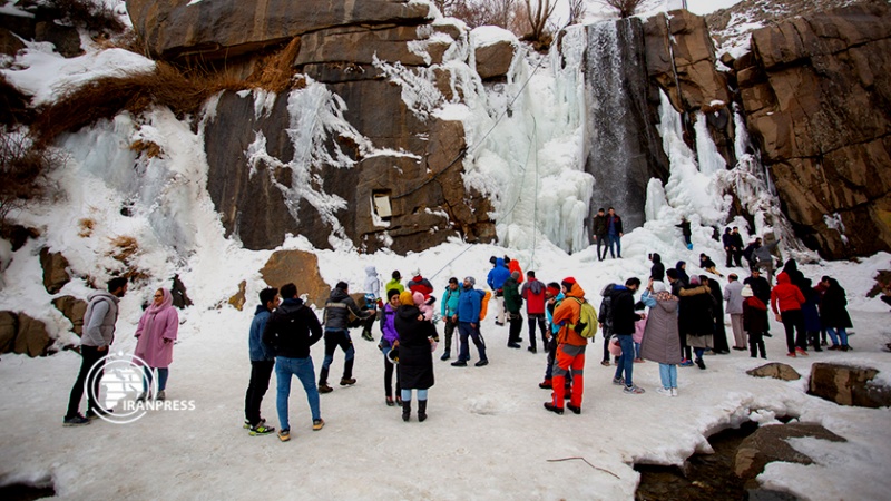 Iranpress: Escalade glaciaire dans la cascade du complexe touristique de Ganjnameh à Hamedan