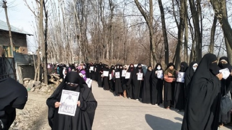 Iranpress: Les femmes du Cachemire manifestent en faveur du hijab