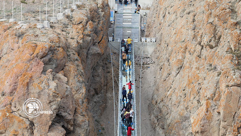 Iranpress: Le pont suspendu de Hir; Des moments passionnants sur le seul pont en arc du monde