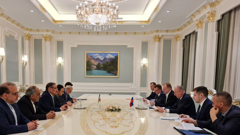 Iranpress: Des responsables iraniens et russes soulignent l