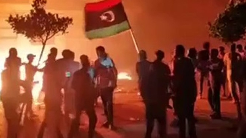 Iranpress: Libye : des manifestants investissent le siège du Parlement à Tobrouk