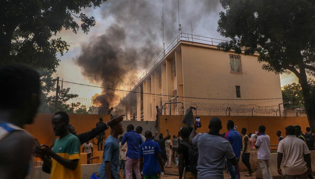 Iranpress: Les manifestants en colère attaquent l