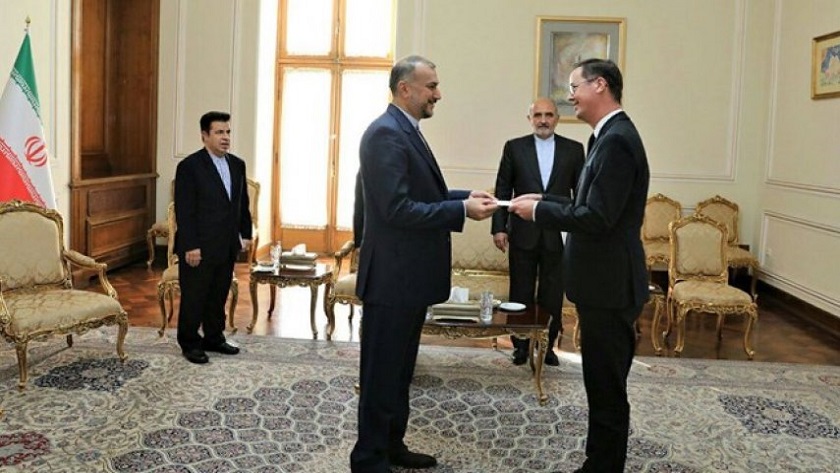 Iranpress: Nouvel ambassadeur français présente ses lettres de créance au haut diplomate iranien