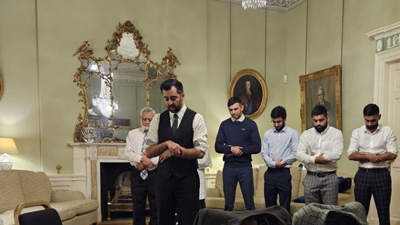Iranpress: Prière de la congrégation dirigée par le Premier ministre d