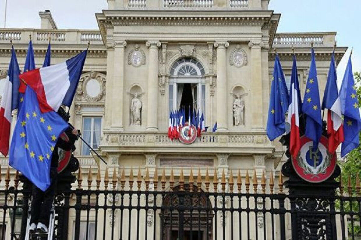 Iranpress: La France dénonce un acte terroriste contre le sanctuaire iranien de Shah Cheragh