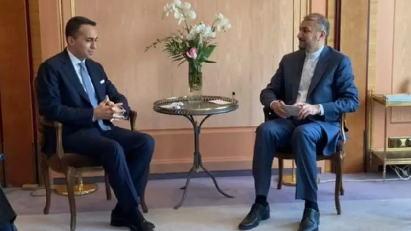 Iranpress: Le ministre iranien des affaires étrangères rencontre le représentant spécial de l