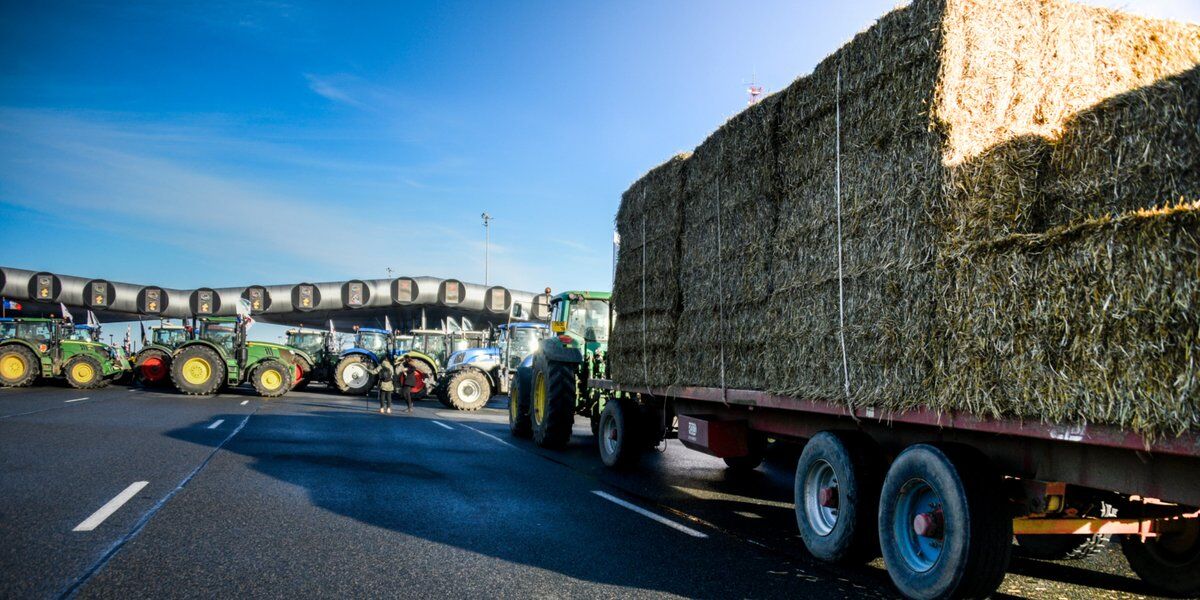 Iranpress: France : les agriculteurs en colère aux portes de Paris