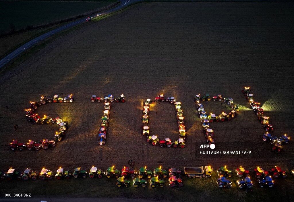 Iranpress: Paris outragé ! Paris brisé ! : la capitale de la France bloquée par les agriculteurs