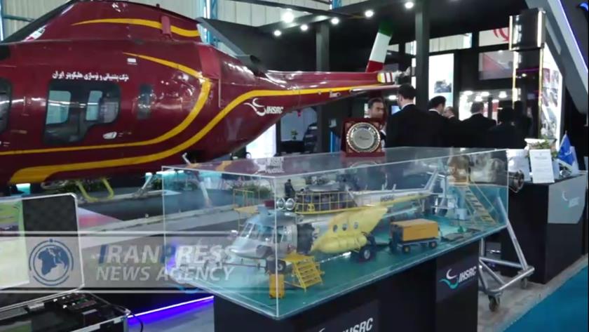 Iranpress: Performance de pilotes iraniens avec avions légers au salon d