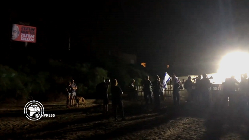 Iranpress: Des manifestants israéliens se rassemblent devant la maison de Benjamin Netanyahu