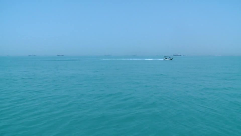 Iranpress: IRGC Navy Announces Passage of 25 Vessels Through Strait of Hormuz