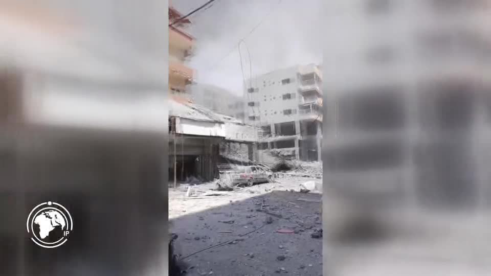 Iranpress: Intense Israeli Airstrikes Hit Tyre in Southern Lebanon