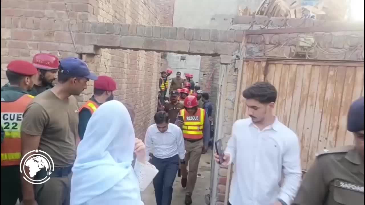 Iranpress: Lahore: 14 Children Killed as Tuition Centre Roof Collapses