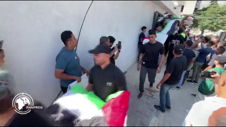 Iranpress: Funeral for 50 Martyrs Extracted from Beneath Rubbles in Gaza