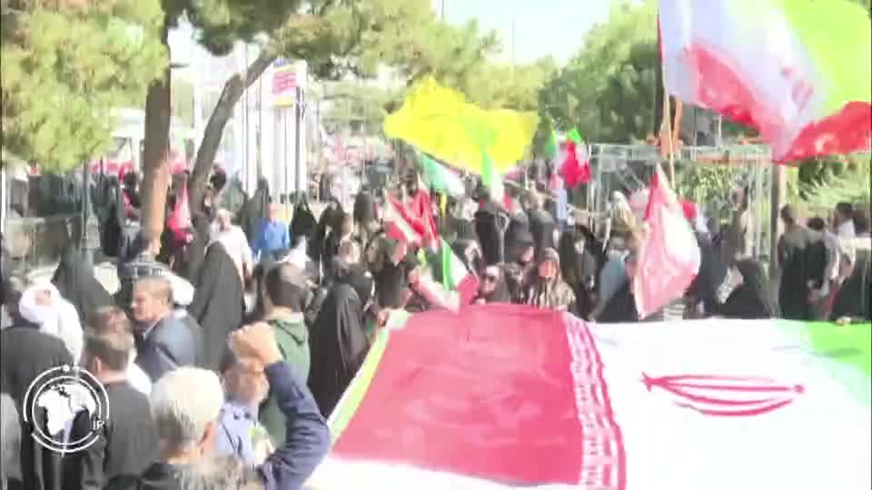 Iranpress: Mashhad Hosts Largest "Jan Fada" Human Chain